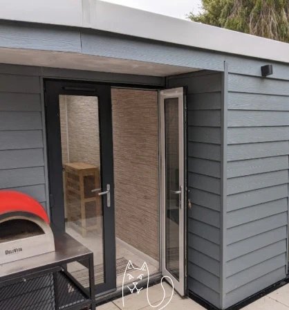 Garden room with grey aluminium doors